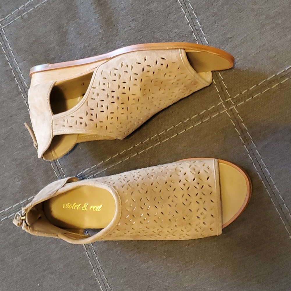 Violet & red Pippa perforated open toe sandal suede tan shoe sz 6 1/2